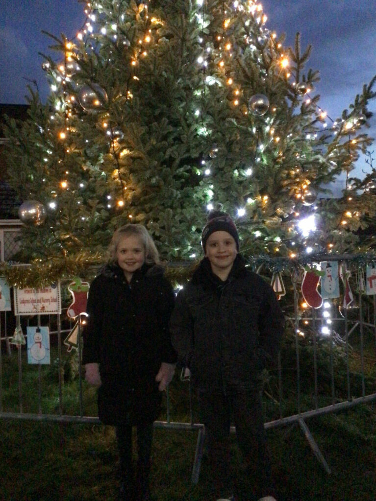 Hayden+and+Matilda+at+Christmas+Lights
