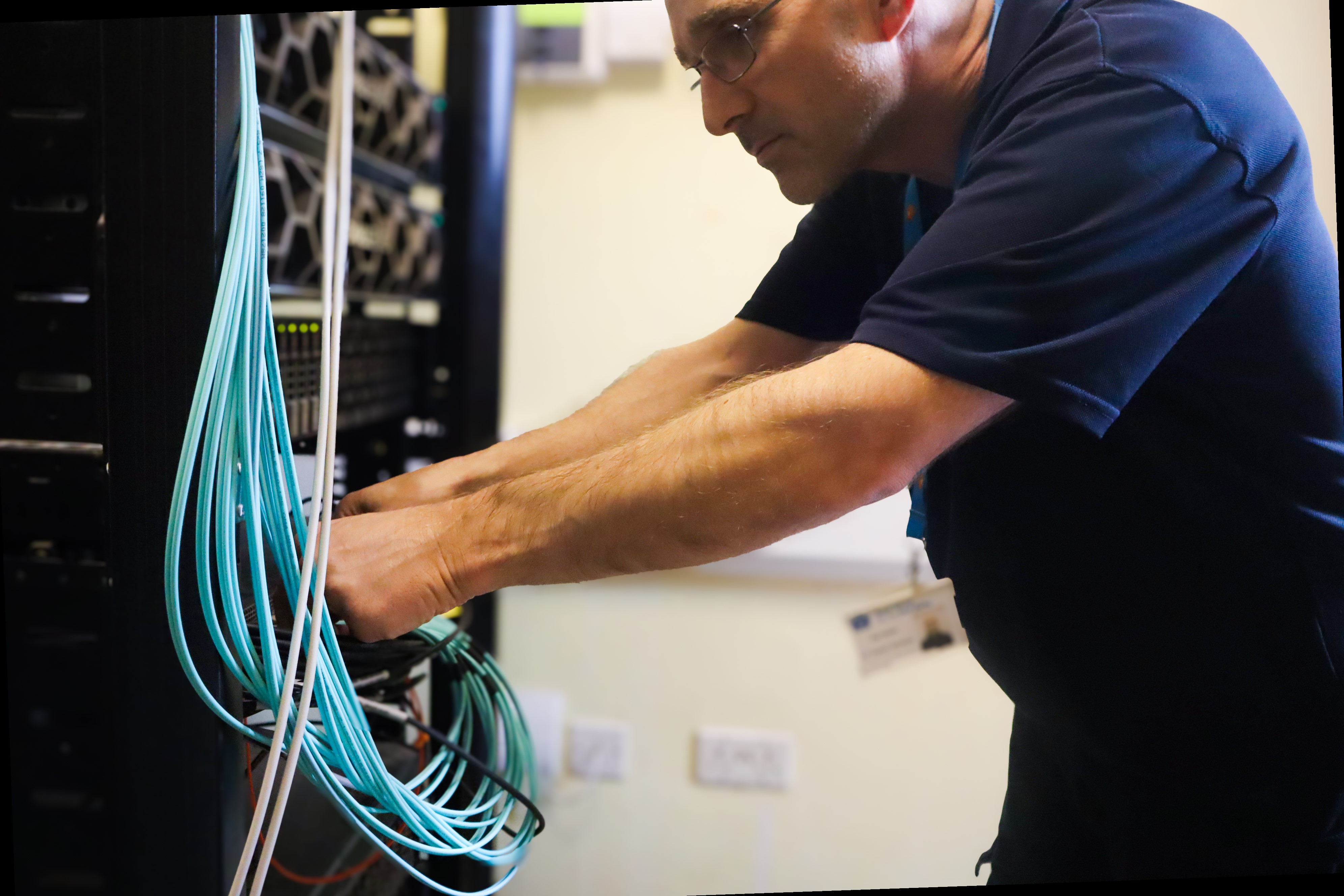 straight IT Technician with cables tech – Ray – RSDD